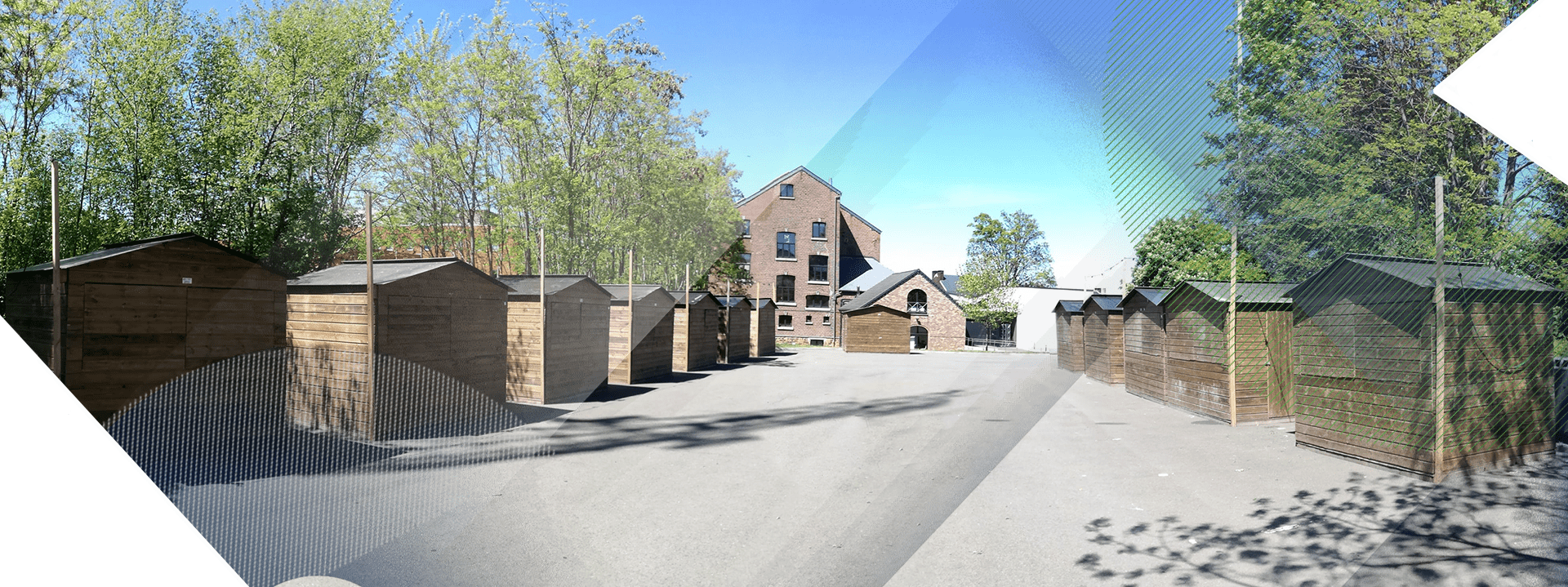 Houten kerstchalets verlicht op een kerstmarkt in West-Vlaanderen
