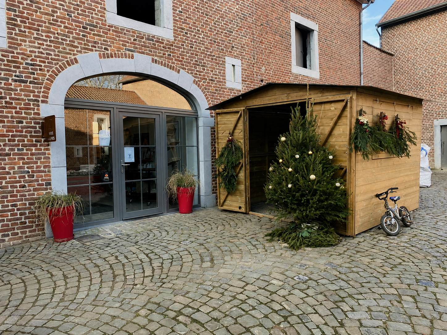 Houten kerstchalets in een park tijdens een evenement